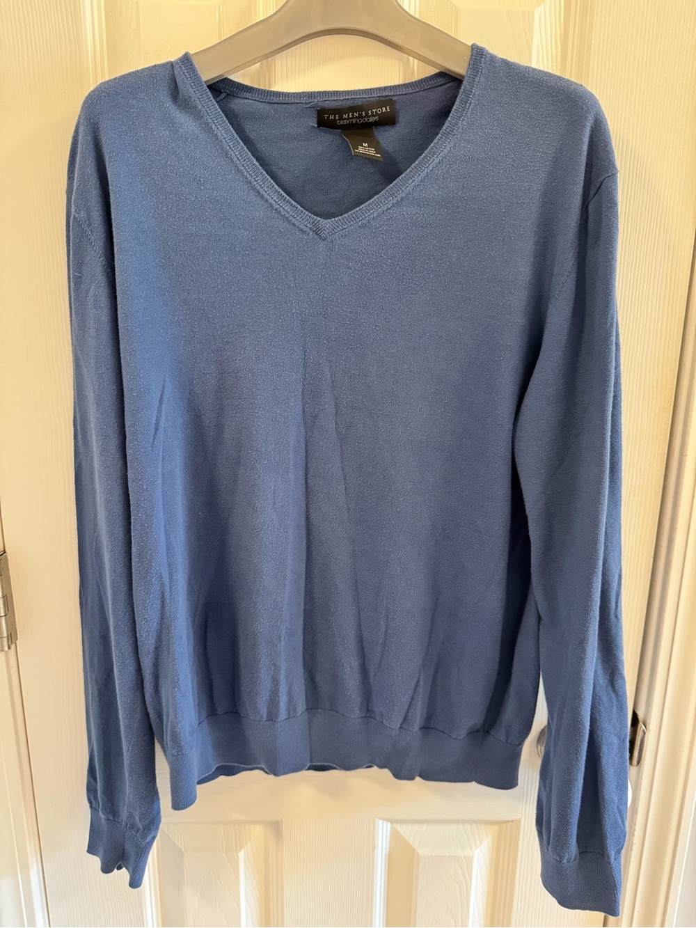 Bloomingdale’s The Men's Store Sky Blue V-Neck Knit Sweater size S